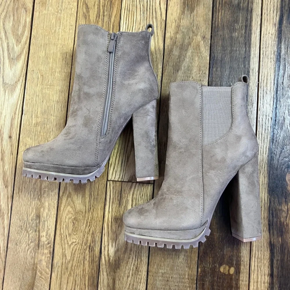 Taupe Suede Lug Sole Chunky Heel Ankle Boots Side Zip Chelsea Style 7 1/2 - Picture 2 of 6
